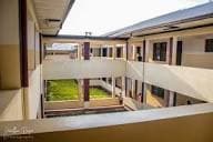 📸 Photo du secrétariat FST ou d'un bureau avec dossiers papier empilés